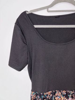 Vestito nero con gonna a fiori