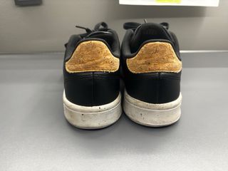 Zapatillas Adidas de cuero negras
