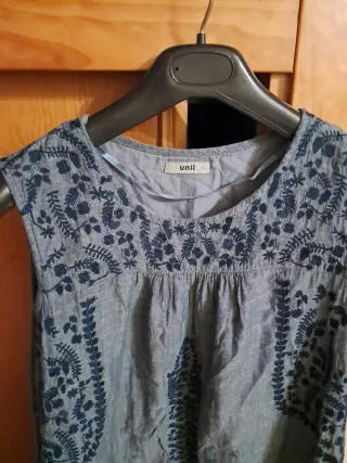 Vestido Unit azul con flores bordadas Talla L