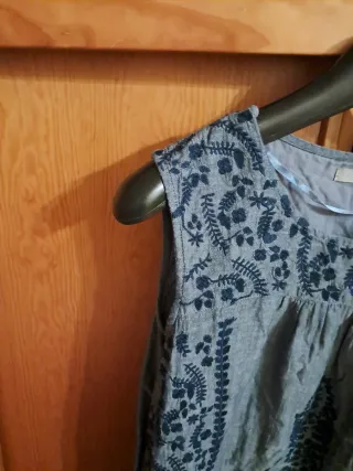 Vestido Unit azul con flores bordadas Talla L