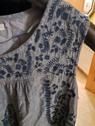 Vestido Unit azul con flores bordadas Talla L
