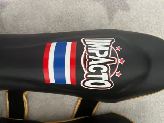 Tibiales, guantes y vendas Muay Thai
