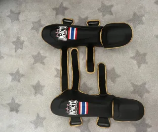 Tibiales, guantes y vendas Muay Thai