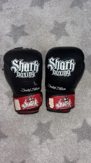 Tibiales, guantes y vendas Muay Thai