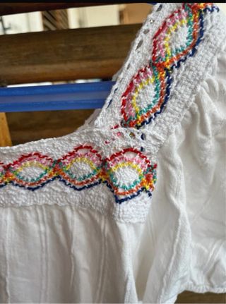 Blusa blanca bordada multicolor