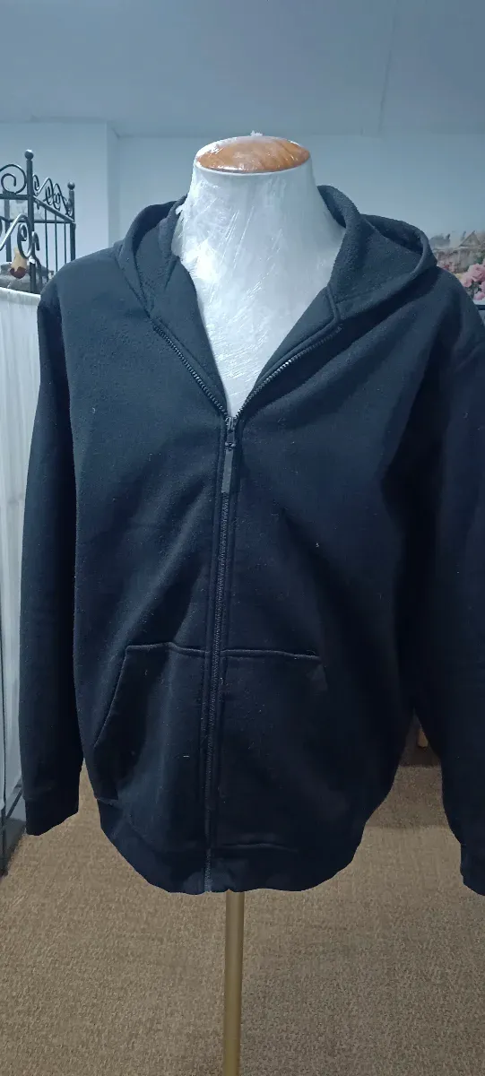 Sudadera negra con capucha y cremallera