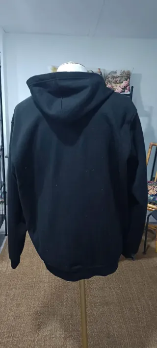 Sudadera negra con capucha y cremallera