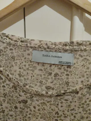 Blusa Zara floral manga larga XS