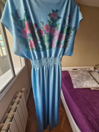 Vestido largo azul con flores rosas
