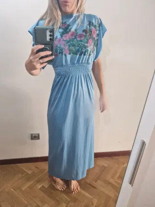 Vestido largo azul con flores rosas
