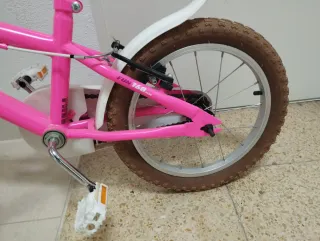 Bicicleta infantil rosa con timbre