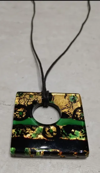 Collana e anello con decorazioni oro e verdi