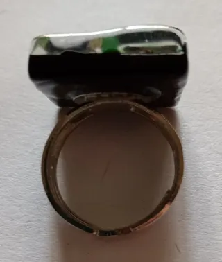 Collana e anello con decorazioni oro e verdi