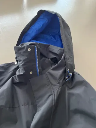 Gabardina larga negra con detalles azules