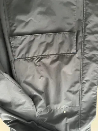 Gabardina larga negra con detalles azules