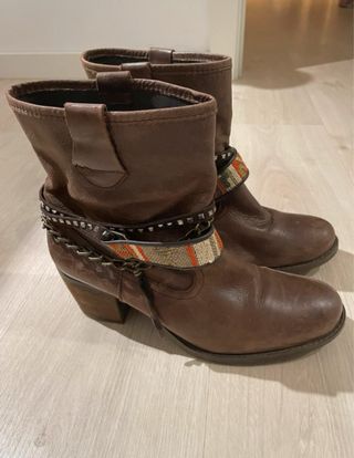 Botines de piel marrones con detalles