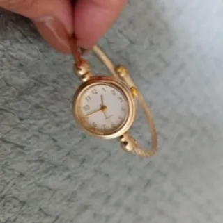 Reloj de mujer dorado - estilo pulsera.