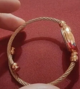 Reloj de mujer dorado - estilo pulsera.