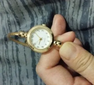 Reloj de mujer dorado - estilo pulsera.
