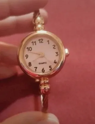 Reloj de mujer dorado - estilo pulsera.