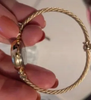 Reloj de mujer dorado - estilo pulsera.