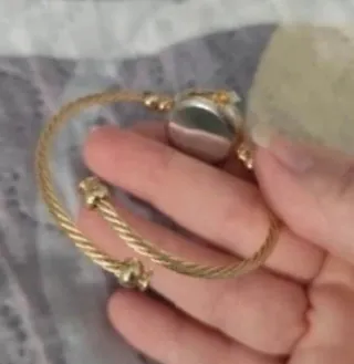 Reloj de mujer dorado - estilo pulsera.