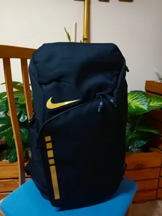 Mochila Nike Elite Negra y Dorada