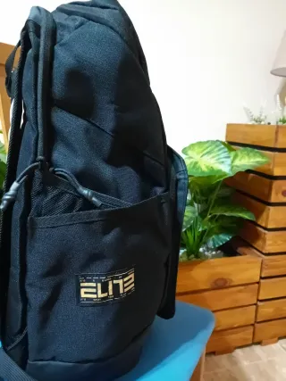 Mochila Nike Elite Negra y Dorada
