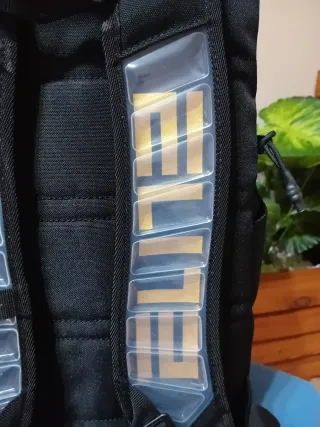 Mochila Nike Elite Negra y Dorada