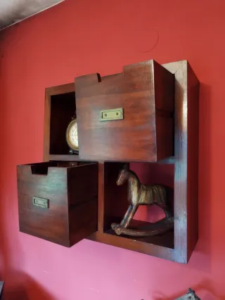 Estantería de madera con cajones