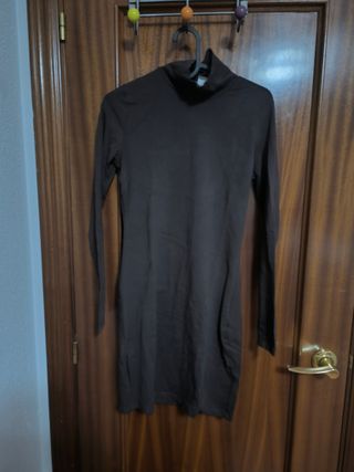 Vestido marrón cuello alto manga larga