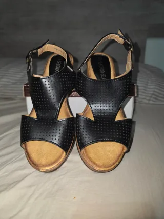 Sandalias negras cuña