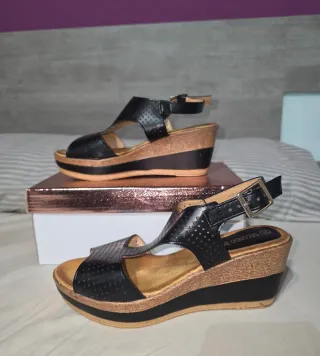 Sandalias negras cuña
