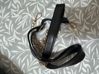 Bolso negro con estampado