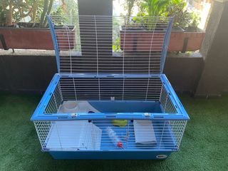 Jaula para conejo o cobaya, azul y blanca.