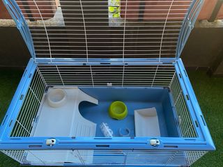 Jaula para conejo o cobaya, azul y blanca.