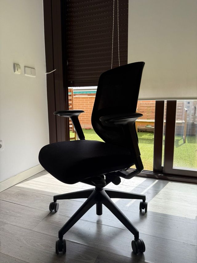 Silla de oficina ergonómica negra