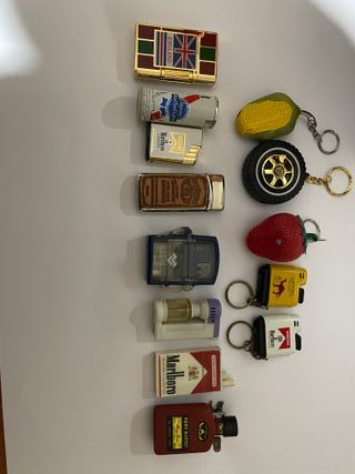 Lote de mecheros antiguos y llaveros