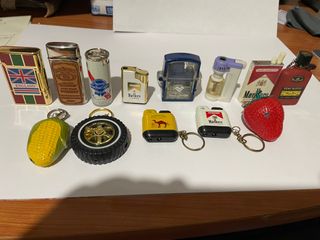 Lote de mecheros antiguos y llaveros