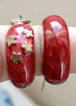 Orecchini rossi con stelle dorate