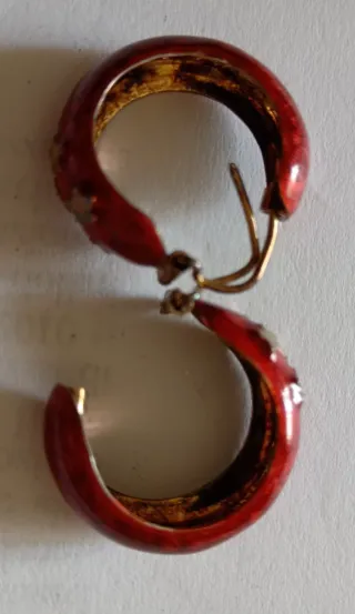 Orecchini rossi con stelle dorate