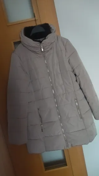 Parka acolchadacon capucha.