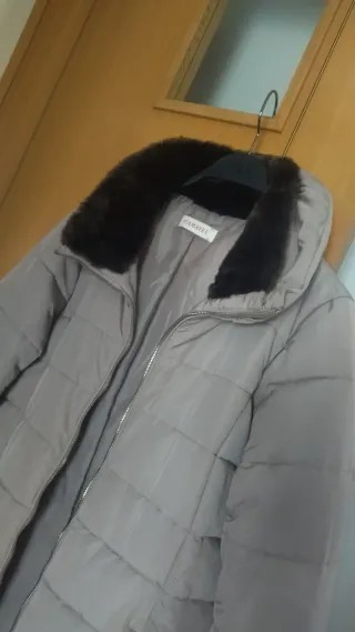 Parka acolchadacon capucha.