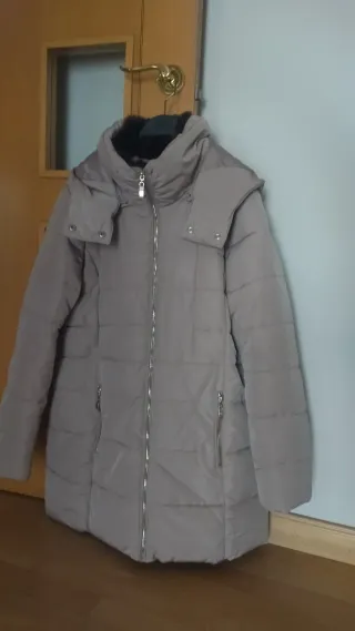 Parka acolchadacon capucha.