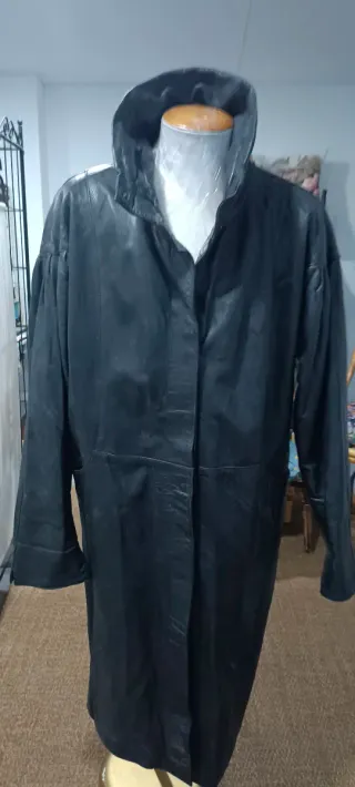 Abrigo de piel negro largo. 

