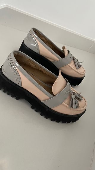 Mocasines plataforma charol ASOS gris y rosa