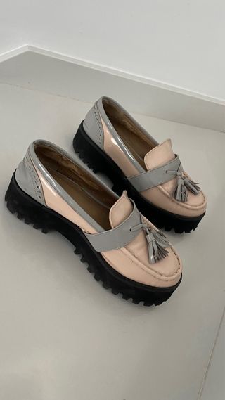 Mocasines plataforma charol ASOS gris y rosa