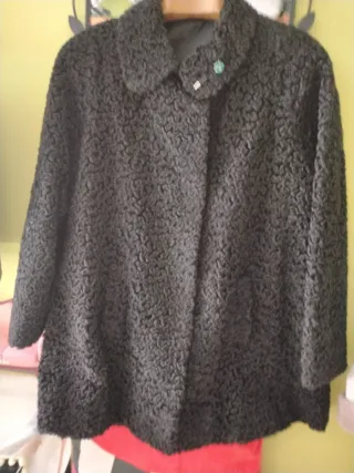 Chaquetón de piel de astracán negro