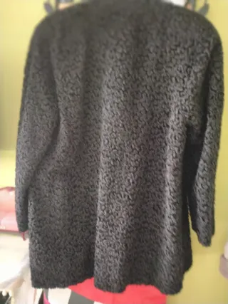 Chaquetón de piel de astracán negro