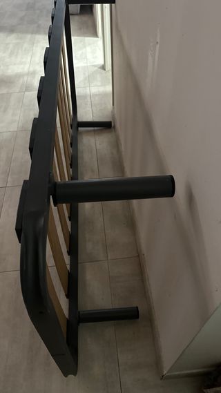 Cama y colchón negro/marrón